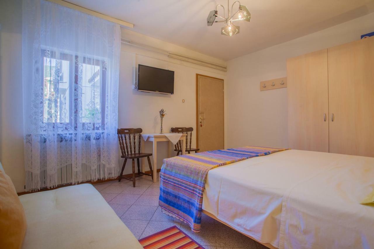 Rooms Ester Cres Exteriér fotografie